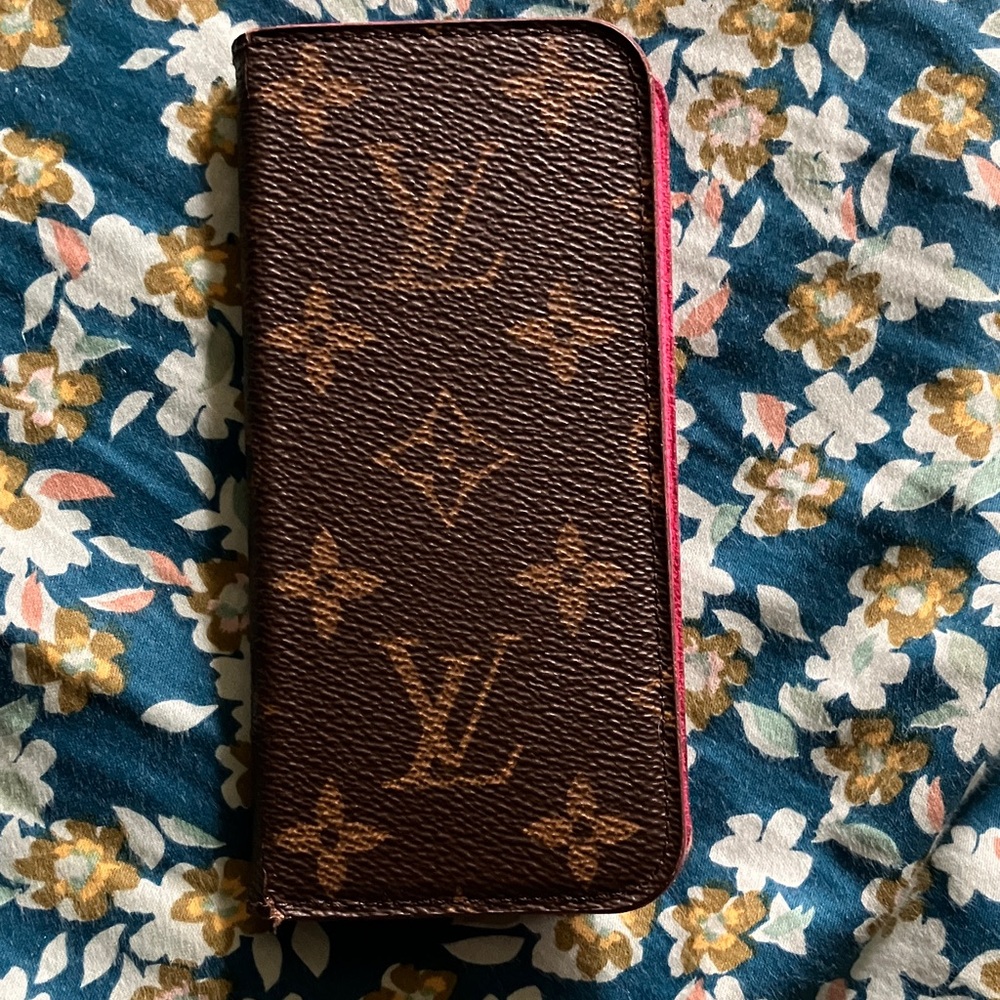 Louis Vuitton Brown Monogram Authentic 💯 
Fits a 2020 or 2022 Iphone